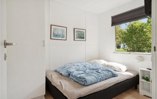 - une chambre avec un lit et une fenêtre dans l'établissement Stunning Home In Brkop With House Sea View, à Børkop