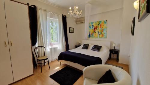 1 dormitorio con 1 cama y 1 silla en Art Villa Ines en Zadar