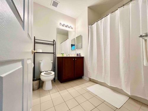 y baño con aseo, lavabo y ducha. en UPSCALE Condo Near NYC, MetLife & American Dream, en Passaic