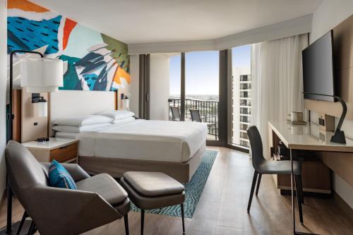 マイアミにあるマイアミ マリオット ビスケーン ベイのベッド、デスク、コンピュータが備わるホテルルームです。