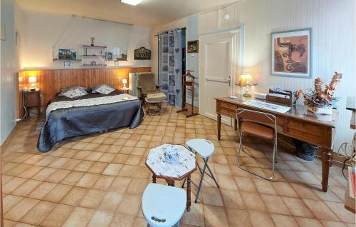 ein Schlafzimmer mit einem Bett und einem Schreibtisch. in der Unterkunft Lovely Home In Boussac With Kitchen in Boussac