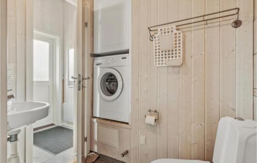 y baño con lavadora y lavamanos. en Beautiful Home In Rudkbing With 3 Bedrooms, Sauna And Wifi, en Spodsbjerg