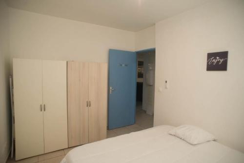Un pat sau paturi într-o cameră la Maison de l'ébène Pas