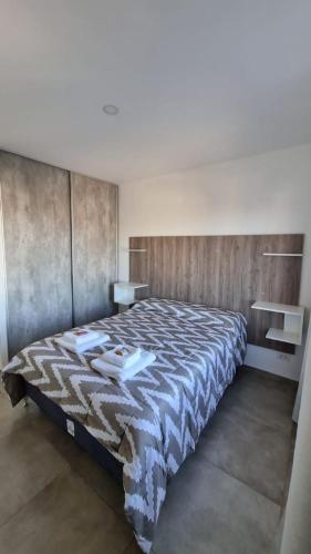 - une chambre avec un grand lit dans l'établissement Departamento Rivadavia, à Olavarría