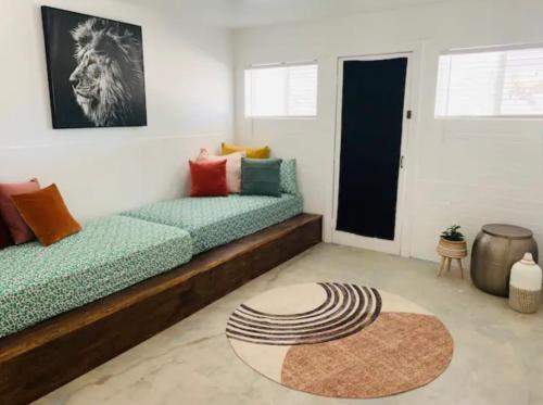 uma sala de estar com dois sofás e um tapete em Modern + Midcentury House in B Bar H Ranch em Desert Hot Springs