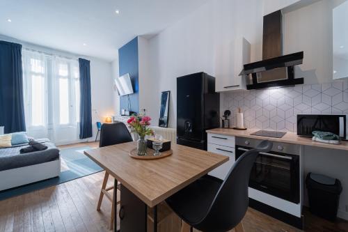 Il comprend une cuisine et un salon avec une table en bois. dans l'établissement Sweet Blue T1 Gare Libourne, à Libourne