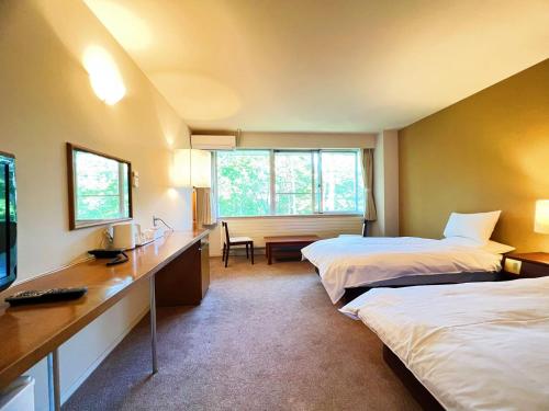 Postel nebo postele na pokoji v ubytování 北軽井沢　Golden Forest Hotel