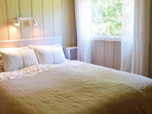 1 dormitorio con 1 cama grande y ventana en Holiday home Halden IV en Halden