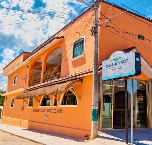 un edificio arancione con un cartello di fronte di Hotel Bacalar Magico a Bacalar