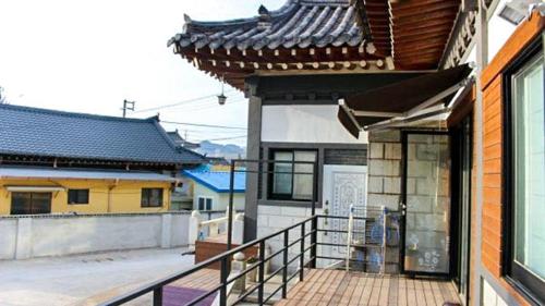 een balkon van een huis met een dak bij Sogeum Gangsan in Gyeongju
