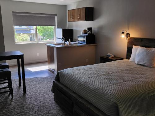 a hotel room with a bed and a kitchen at Aquarius Inn in Bicknell