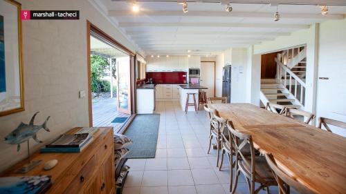 Η κουζίνα ή μικρή κουζίνα στο Ocean Pearl Luxury beachfront Bermagui Linen provided