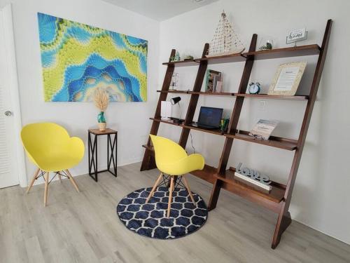 Χώρος καθιστικού στο Sol Miami # 2 with free parking
