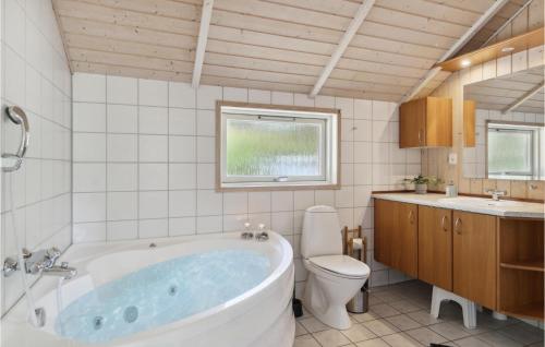 Et bad på Nice Home In Sjllands Odde With Kitchen