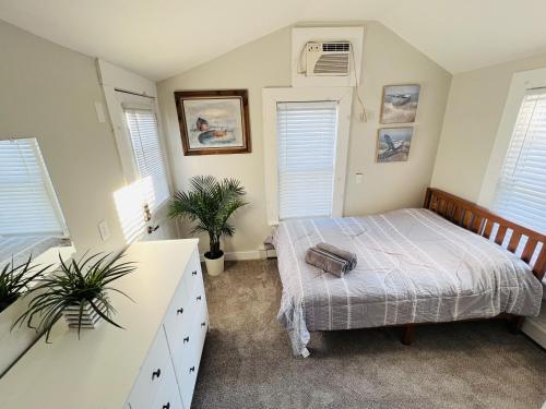 um quarto com uma cama e duas janelas em Alwaves Family 3 Bedroom Beach Apartment em Wildwood