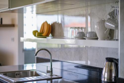 Seastar Hotel and Service Apartmentにあるキッチンまたは簡易キッチン