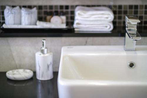 Seastar Hotel and Service Apartmentにあるバスルーム