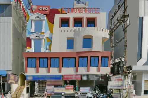 un bâtiment avec une peinture sur son côté dans l'établissement Hotel Diamond And Residences, à Indore
