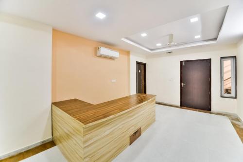 a lobby with a wooden desk in a room at OYO Flagship 61373 Hotel Paradise in Chittaurgarh