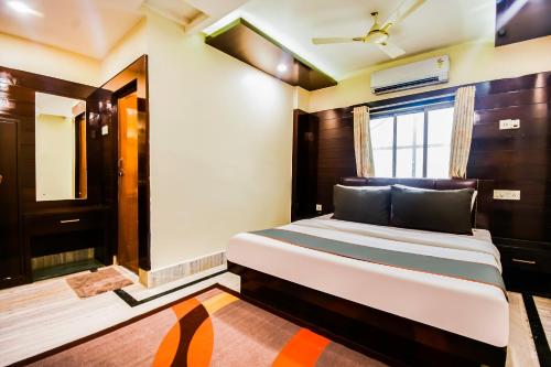 a bedroom with a bed and a window at Meera International in Āsansol