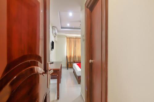 een hal met een kamer met een bed en een deur bij Grandeur By Orbit Hotels Near Chennai Shopping Mall in Hyderabad