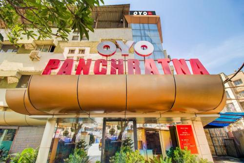 um sinal na frente de um centro comercial em Super Collection O Hotel Panchratna em Panvel