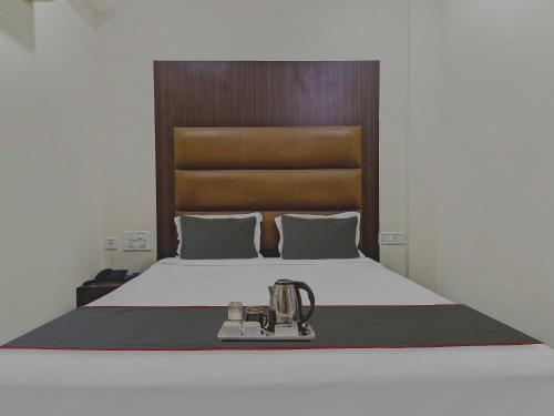 a bedroom with a bed with aigiligil at Collection O THE CROWN HOTEL in Hyderabad