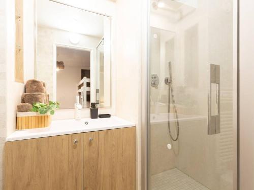 a bathroom with a shower and a sink at Charmant T3 centre de Saint Lary Soulan pour 11 personnes - FR-1-296-469 in Saint-Lary-Soulan