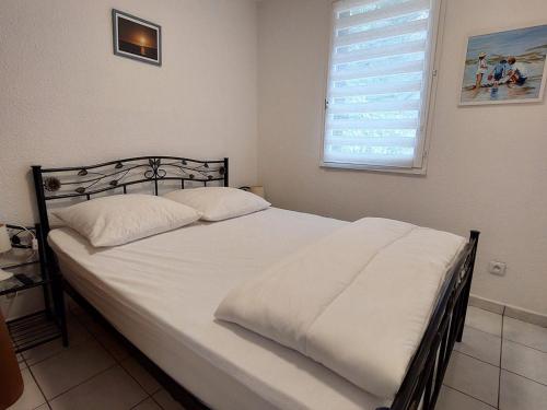 Ліжко або ліжка в номері Appartement Saint-Georges-de-Didonne, 2 pièces, 4 personnes - FR-1-550-64