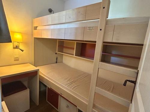 Cette petite chambre comprend des lits superposés et un bureau. dans l'établissement Appartement 2 pièces avec piscine, parking - 6 couchages à Cannes - FR-1-609-76, à Cannes