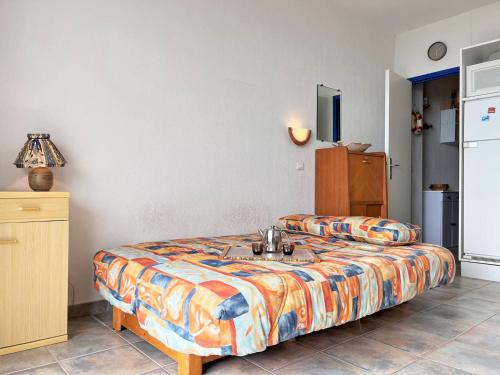 - une chambre avec un lit et un lavabo dans l'établissement Studio cabine 4 pers, climatisé, parking, plage à pied - Le Lavandou - FR-1-251-509, au Lavandou
