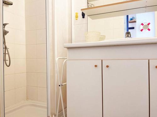 La salle de bains est pourvue d'une armoire blanche et d'une douche. dans l'établissement Studio cabine 4 pers, climatisé, parking, plage à pied - Le Lavandou - FR-1-251-509, au Lavandou