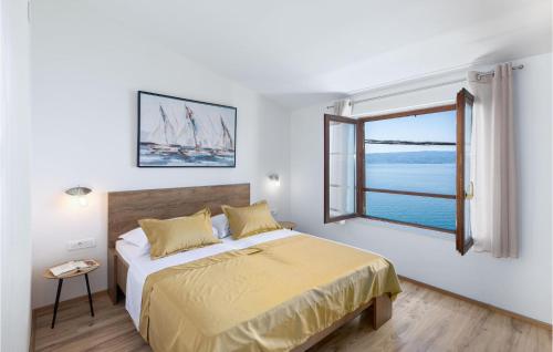 - une chambre avec un grand lit et une fenêtre dans l'établissement Beautiful Home In Krilo Jesenice With Wifi, à Sumpetar