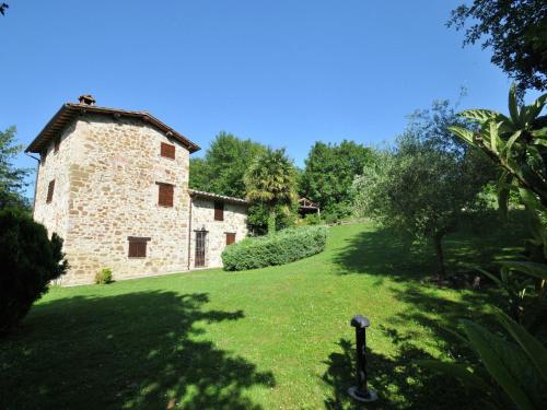 CasellaにあるHoliday house overlooking lake near Tuscanyの中庭の古石造り