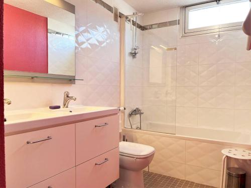 une salle de bain avec toilettes, lavabo et douche dans l'établissement Appartement climatisé 3 pièces, 6 couchages - Face à la plage - Le Lavandou - FR-1-251-510, au Lavandou