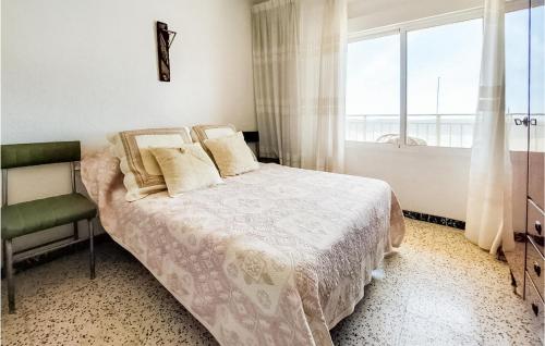 1 dormitorio con cama y ventana en Amazing Apartment In Santa Pola With Kitchen, en Santa Pola