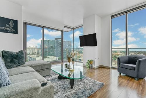 Modern Luxury 2 Bed with Panoramic City Views in Downtown LA Image