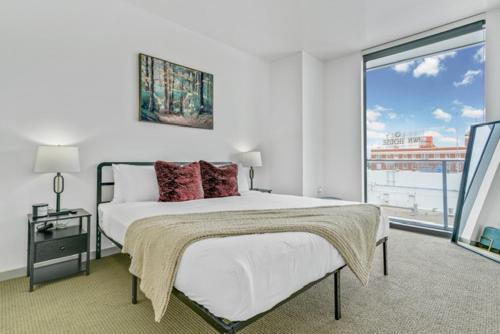 Modern Luxury 2 Bed with Panoramic City Views in Downtown LA Image