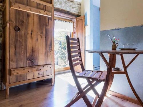 - une table et une chaise en bois dans la chambre dans l'établissement Rustique, Confort et Détente Près de Nantes: Chambre Équipée avec Petit-Déjeuner Inclus - FR-1-306-1254, à Bouvron