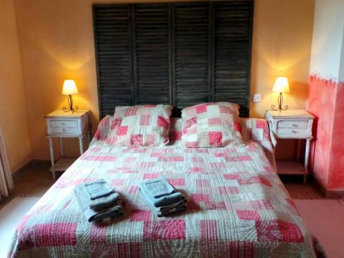 Cama ou camas em um quarto em Guestroom Fougerolles, 1 pièce, 2 personnes - FR-1-591-480