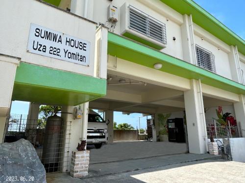 un edificio con un cartel que lee la casa sunma waere vinson en SumiwaHouse, en Yomitan