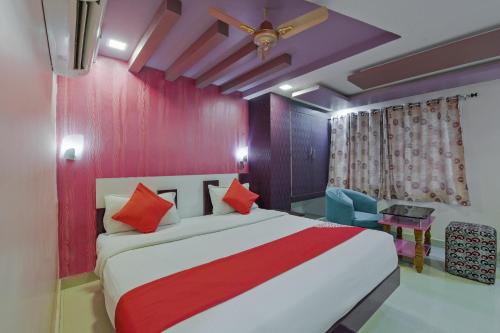 Ein Bett oder Betten in einem Zimmer der Unterkunft OYO Flagship 9930 Hotel Avs Residency