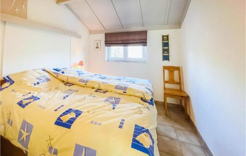 ein Schlafzimmer mit einem Bett mit gelber Decke in der Unterkunft Stunning Home In Bredene With Outdoor Swimming Pool in Bredene