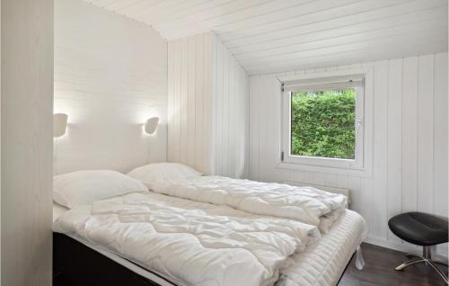 ノーポにあるStunning Home In Nordborg With 5 Bedrooms, Sauna And Indoor Swimming Poolの白いベッドルーム(ベッド2台、窓付)
