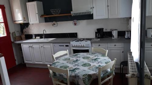 Η κουζίνα ή μικρή κουζίνα στο L'escale Arquaise, la maison au jardin fleuri à 5 min de dieppe 7 jours minimum