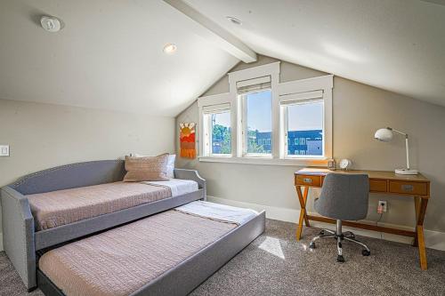 Schlafzimmer mit einem Bett, einem Schreibtisch und einem Stuhl in der Unterkunft Exquisite Central Townhome with Spacious Loft and Gourmet Kitchen in Seattle