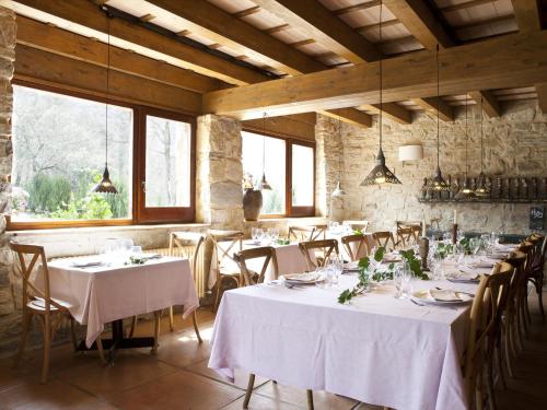 ห้องอาหารหรือที่รับประทานอาหารของ Masia el Puig