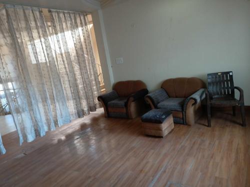 - un salon avec deux chaises et un canapé dans l'établissement OYO The Blue Sky Hotel And Resort, à Gwalior