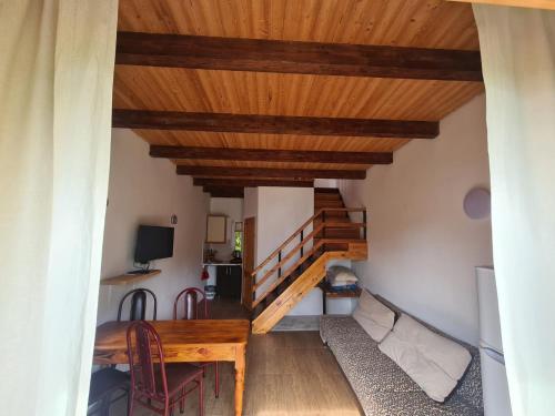 uma sala de estar com um tecto de madeira e uma escada em Leto land Guest House em Pizunda