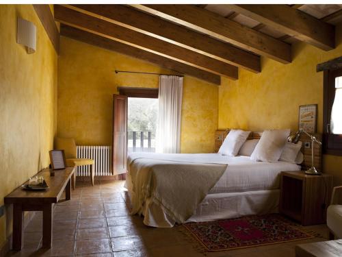 A bed or beds in a room at Masia el Puig